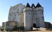 Le château Saint Jean à Nogent Le Rotrou proche de l'hôtel restaurant L' Auberge de la Cloche à Theil sur Huisne dans l'Orne