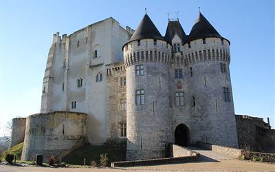Le château Saint Jean à Nogent Le Rotrou proche de l'hôtel restaurant L' Auberge de la Cloche à Theil sur Huisne dans l'Orne