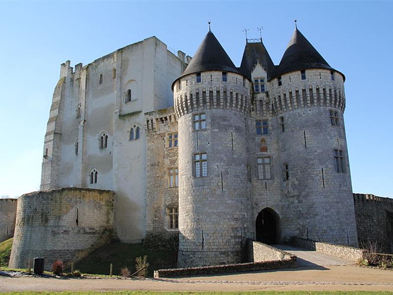 Le château Saint Jean à Nogent Le Rotrou proche de l'hôtel restaurant L' Auberge de la Cloche à Theil sur Huisne dans l'Orne