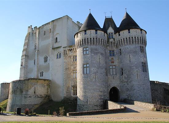 Le château Saint Jean à Nogent Le Rotrou proche de l'hôtel restaurant L' Auberge de la Cloche à Theil sur Huisne dans l'Orne