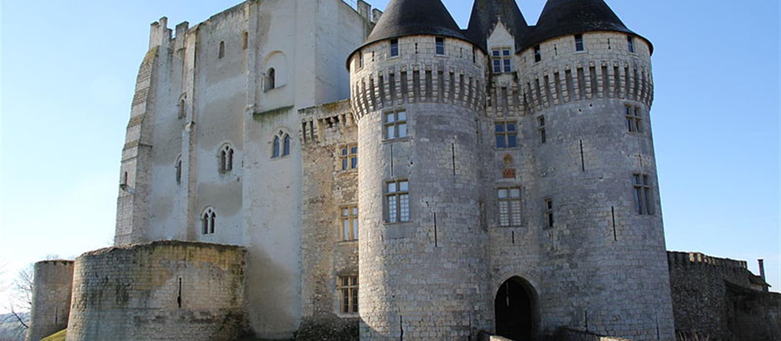 Le château Saint Jean à Nogent Le Rotrou proche de l'hôtel restaurant L' Auberge de la Cloche à Theil sur Huisne dans l'Orne