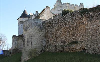 Le château Saint Jean à Nogent Le Rotrou proche de l'hôtel restaurant L' Auberge de la Cloche à Theil sur Huisne dans l'Orne