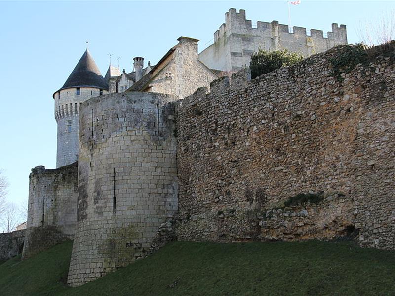Le château Saint Jean à Nogent Le Rotrou proche de l'hôtel restaurant L' Auberge de la Cloche à Theil sur Huisne dans l'Orne