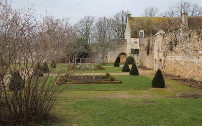 Le château Saint Jean à Nogent Le Rotrou proche de l'hôtel restaurant L' Auberge de la Cloche à Theil sur Huisne dans l'Orne