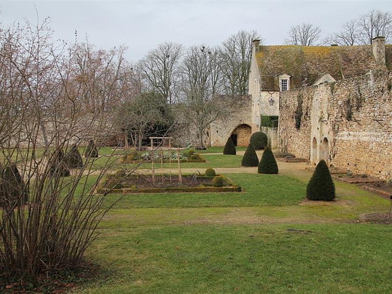 Le château Saint Jean à Nogent Le Rotrou proche de l'hôtel restaurant L' Auberge de la Cloche à Theil sur Huisne dans l'Orne